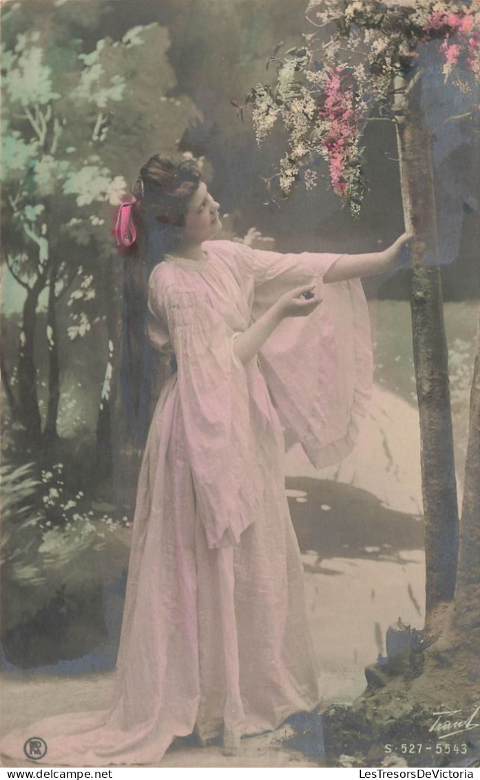 FANTAISIES - Une Femme Admirant Les Fleurs Dans Les Bois - Colorisé - Carte Postale Ancienne - Frauen