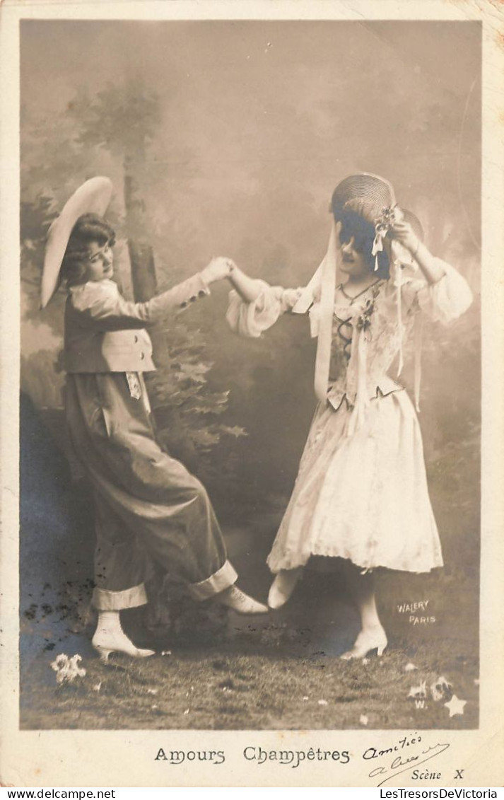 COUPLES - Amours Champêtres - Un Couple Dansant Dans Les Bois - Carte Postale Ancienne - Coppie
