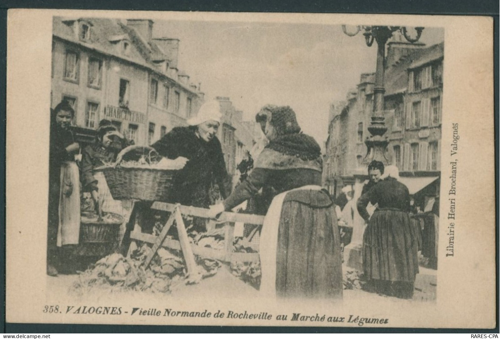 50 VALOGNES - Vieille Normande De Rocheville Au Marché Aux Légumes - TB - Valognes