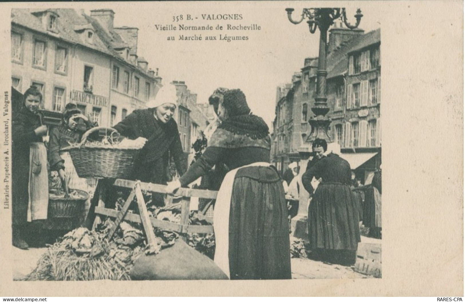 50 VALOGNES - Vieille Normande De Rocheville Au Marché Aux Légumes - TTB - Valognes