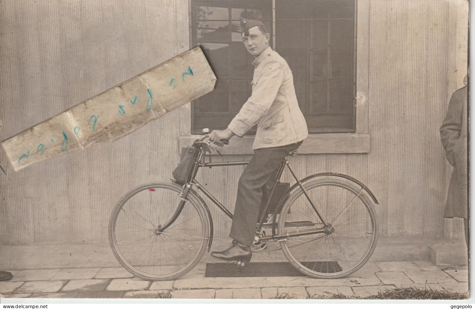 Un Militaire Sur Un Vélo En 1923 Dans Un Lieu à Déchiffrer (  Chirs Ou Chars  ? ) Au Dos De La Carte ( Carte Photo ) - A Identificar