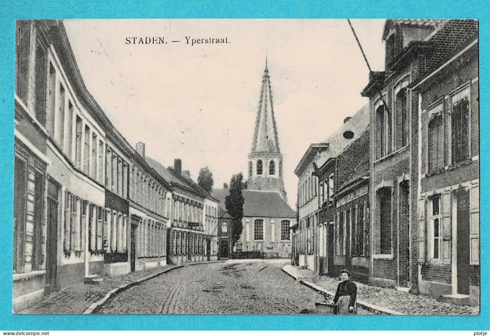 * Staden (West Vlaanderen) * (Uitg Van Neste) Ieperstraat, Rue D'Ypres, Animée, Femme, église, Old, Rare - Staden