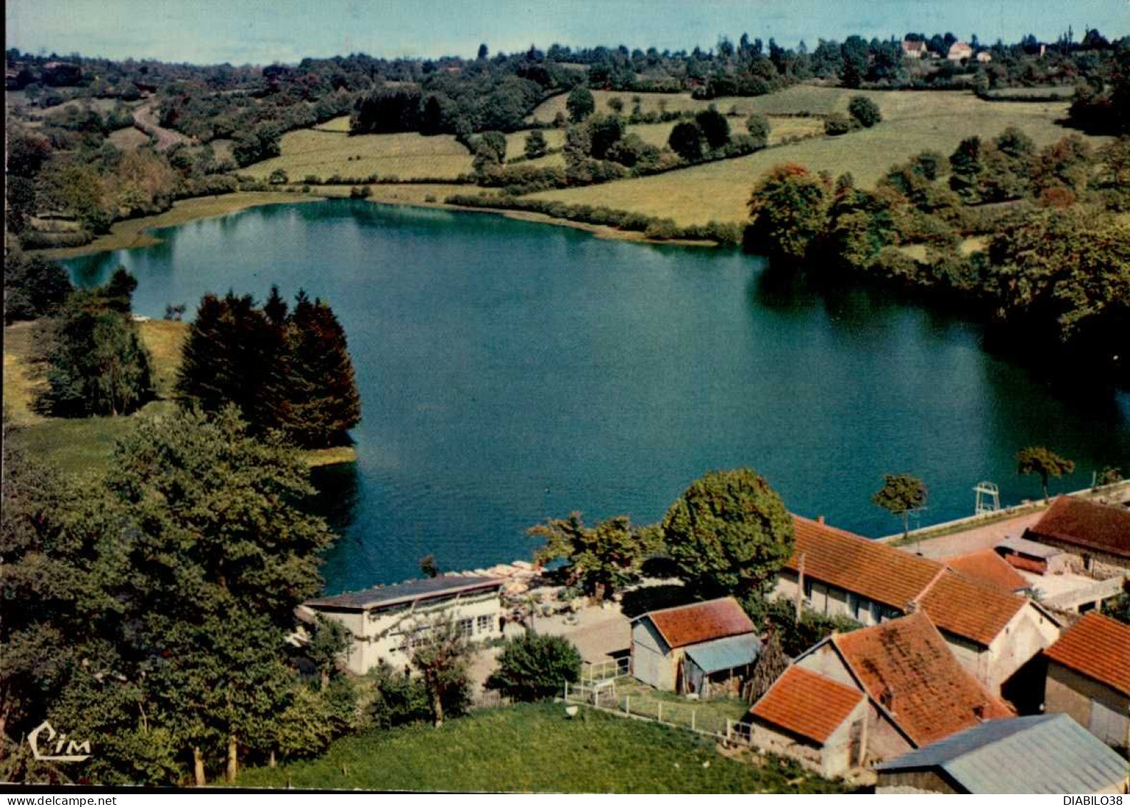 MONTAIGUT-EN-COMBRAILLE  (  PUY DE DOME )    VUE AERIENNE  .  ETANG DE MONTMAZOT - Montaigut