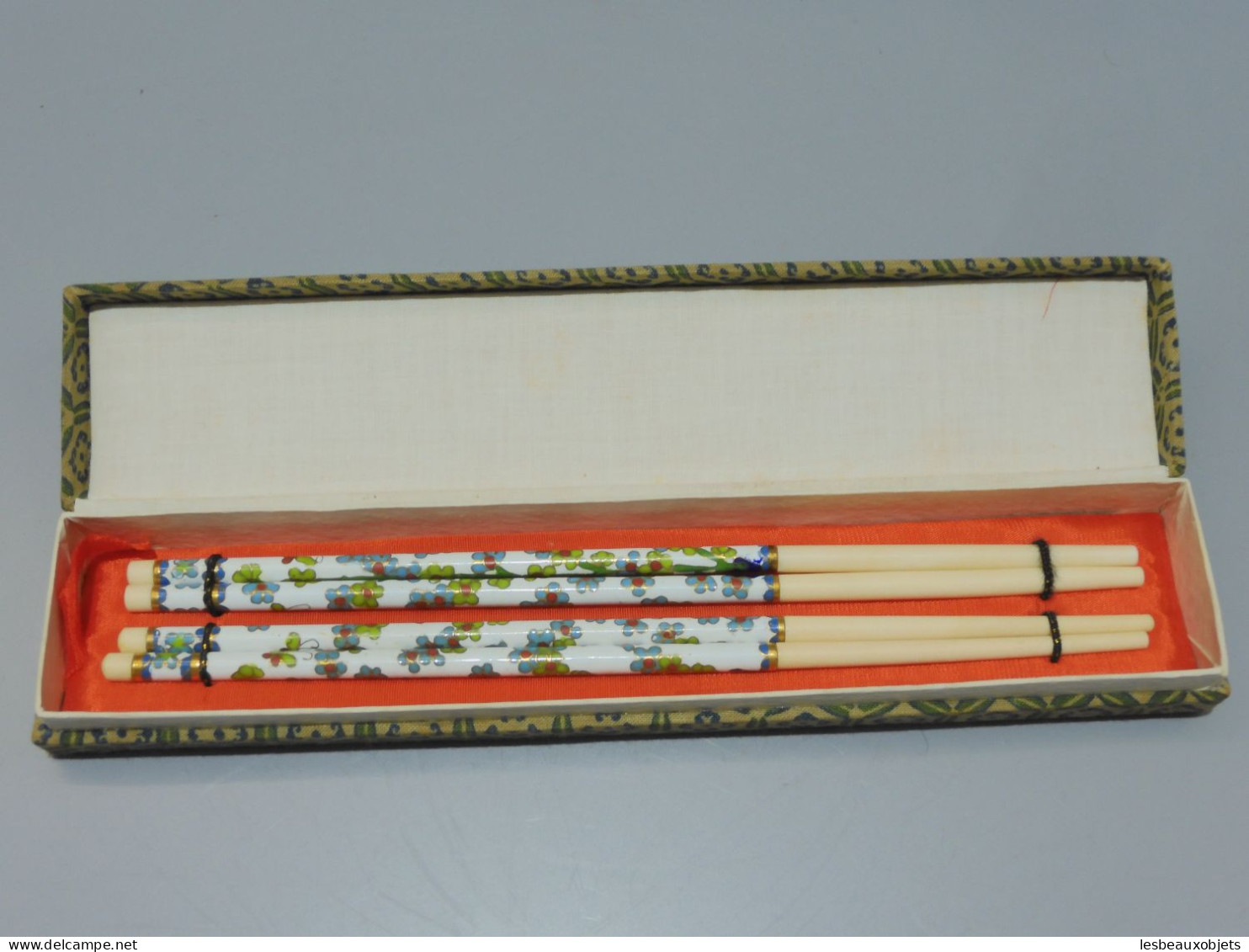 - BOITE ANCIENNE AVEC 4 BAGUETTES CHINOISES TIGES FLEURS EMAIL Cloisonné    E - Art Asiatique