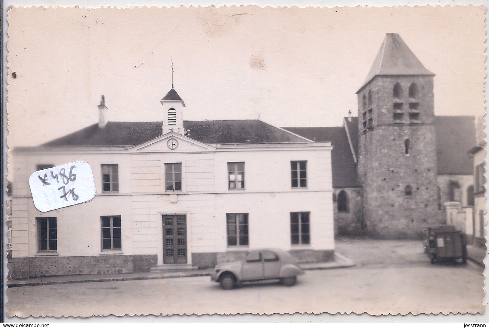 LES ESSARTS-LE-ROI- MAIRIE ET EGLISE- BELLE 2 CV CITROEN- 1951 - Les Essarts Le Roi