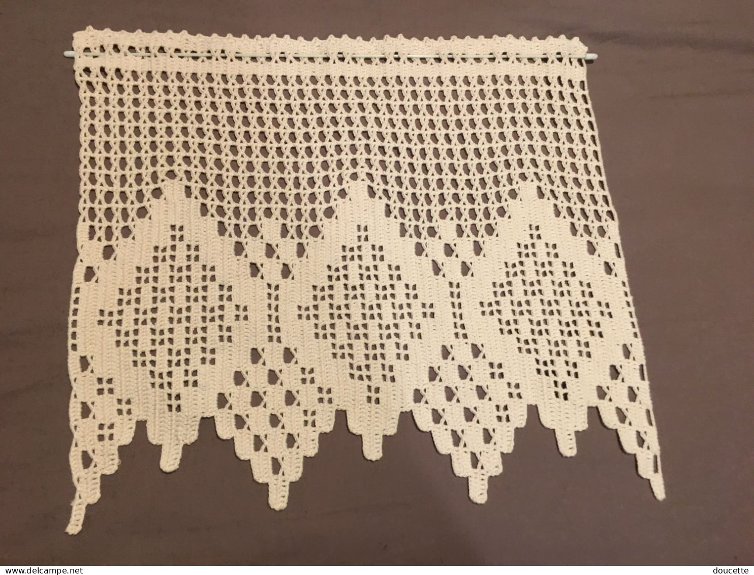 Un Seul  Rideau Réalisé Au Crochet. En Coton écru (40cm / 68cm) - Rideaux