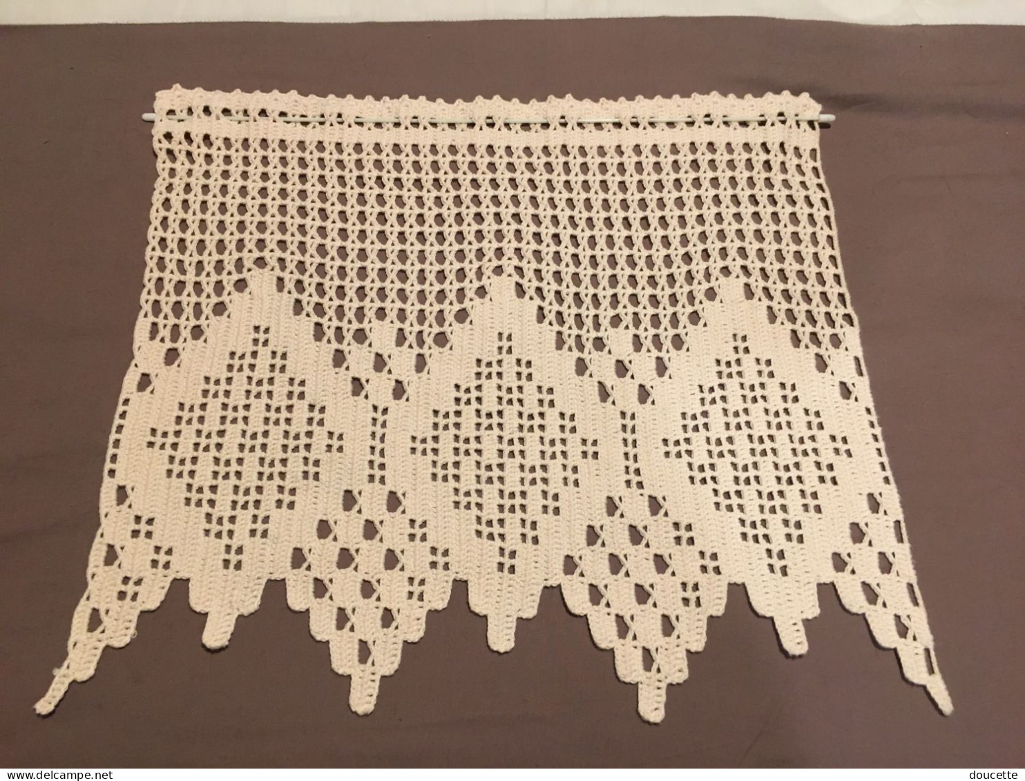 Un Seul  Rideau Réalisé Au Crochet. En Coton écru (40cm / 68cm) - Cortinas