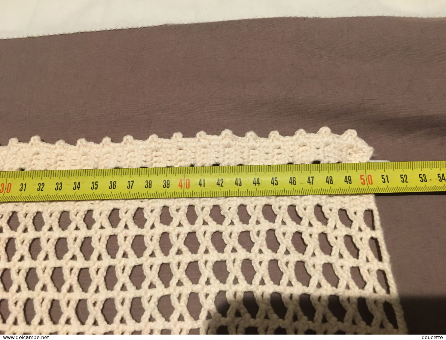 un seul  rideau réalisé au crochet. en coton écru (40cm / 68cm)