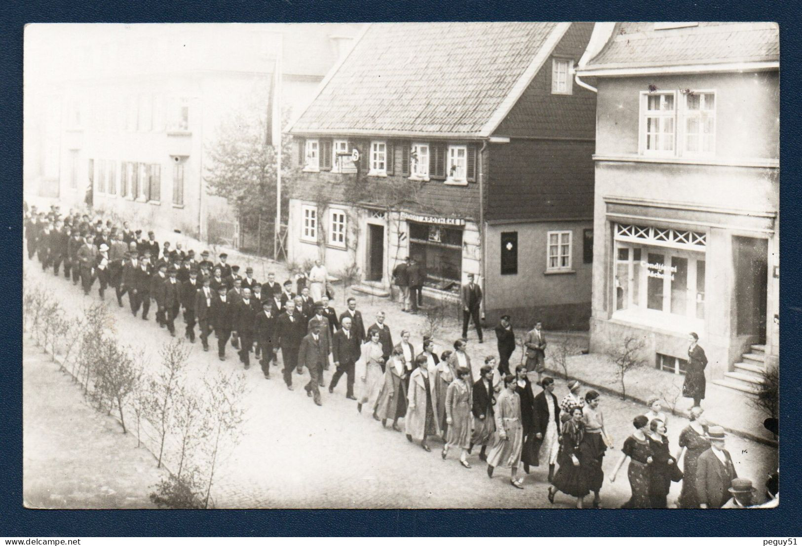 Allemagne. Carte-photo. Procession à Identifier. Apotheke. Conditorei - Backerei - A Identificar