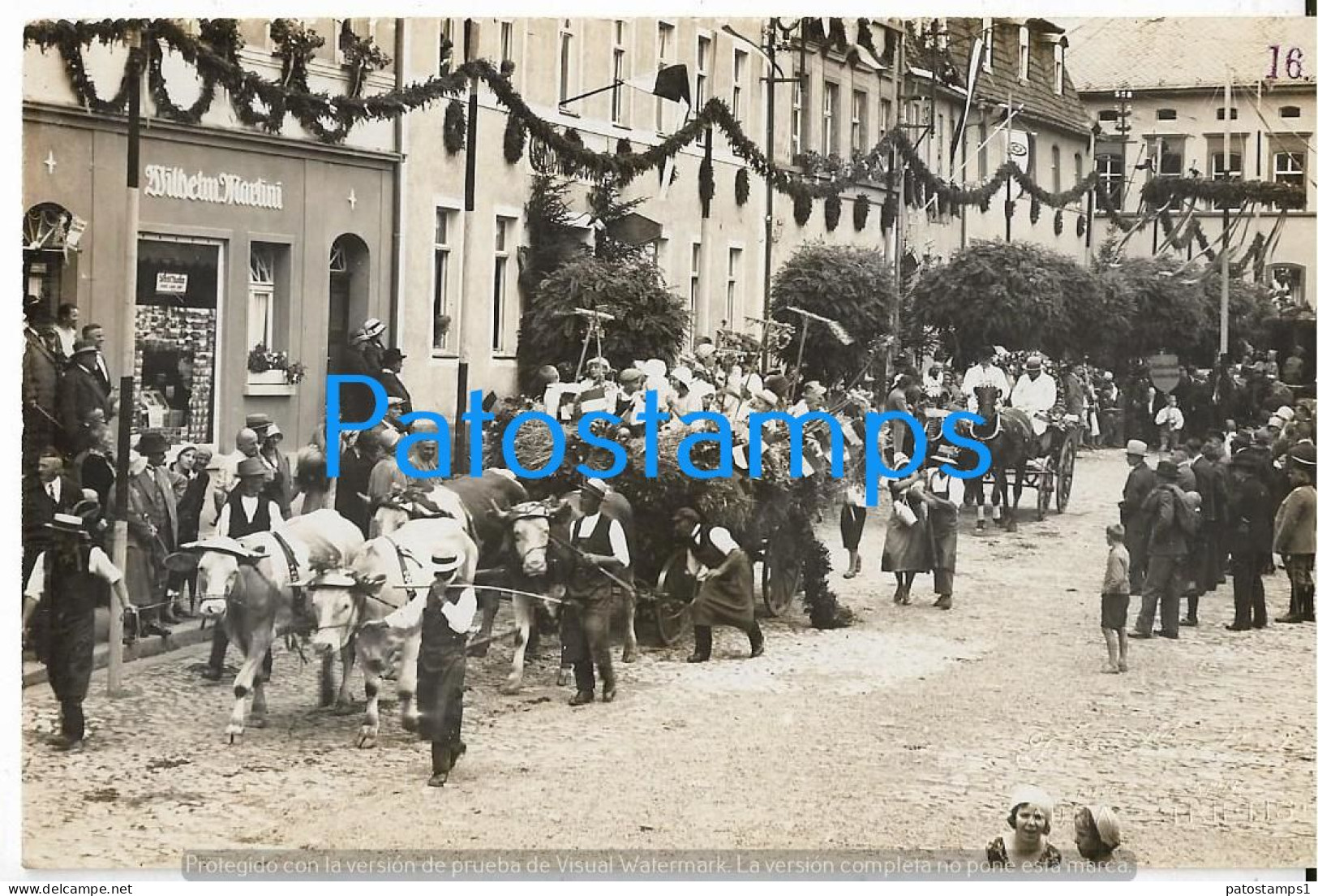 221404 LATVIA LETONIA COSTUMES CART A COW AND PEOPLE PHOTOGRAPHER FRITZ MARTINI POSTAL POSTCARD - Lettonie