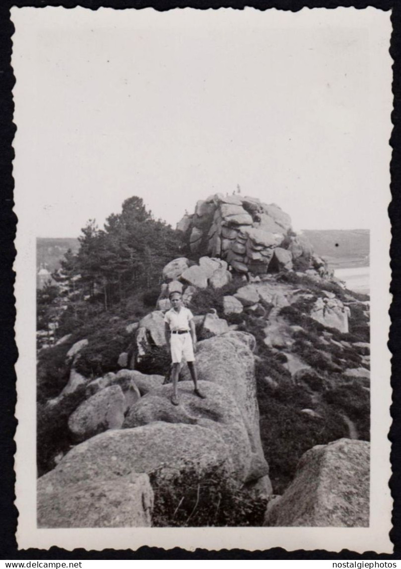 Jolie Photographie D'un Enfant Sur Les Rochers De Trébeurden (Côte D'Armor, Bretagne) 6,1 X 8,7 Cm - Ohne Zuordnung