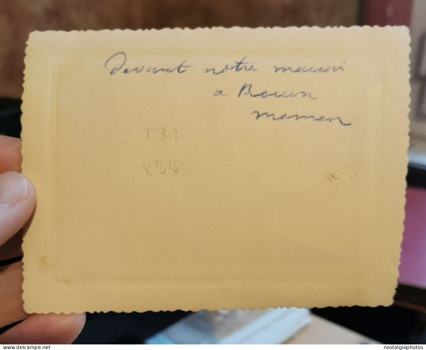 Jolie Photographie D'une Femme Devant Une Maison à Rouen, Rue à Situer, 10,8 X 8,2 Cm - Ohne Zuordnung