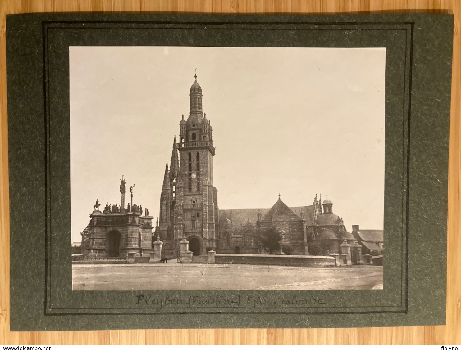 Pleyben - Photo Ancienne - Vue Sur L’église Et Le Calvaire - Format Photo 17,5x22 Cm - Pleyben