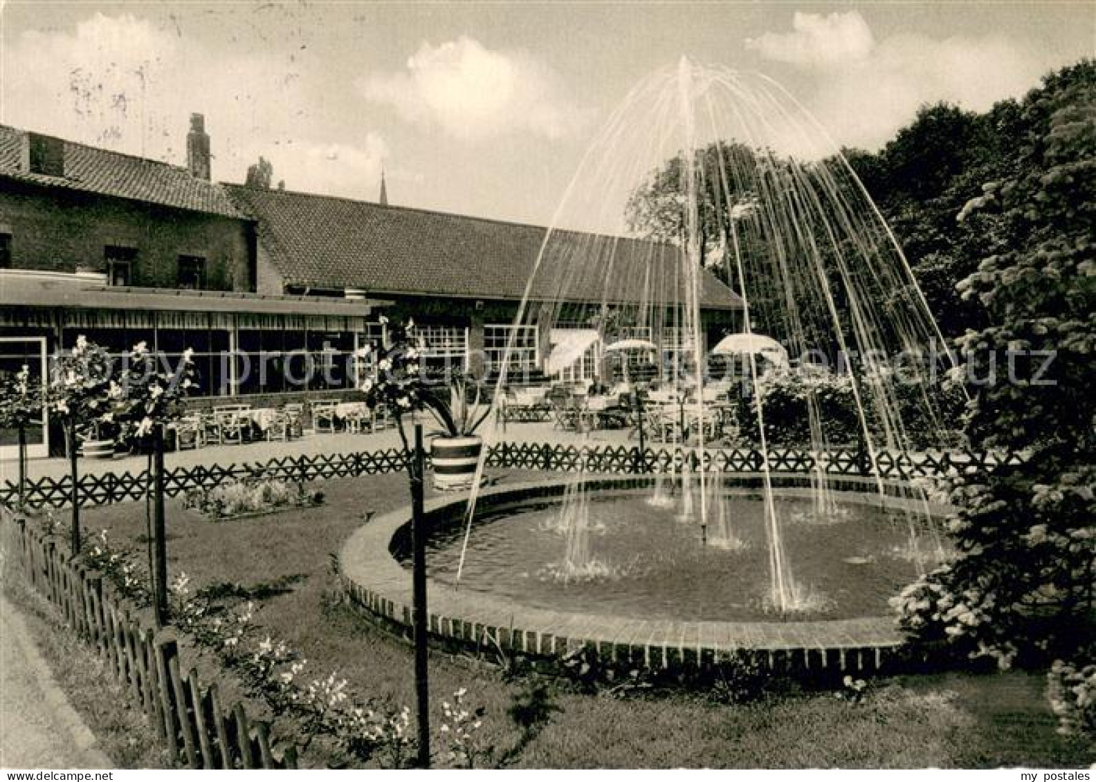 73708984 Amern Park-Restaurant Burg Brueggen Gartenansicht M. Brunnen Amern - Schwalmtal