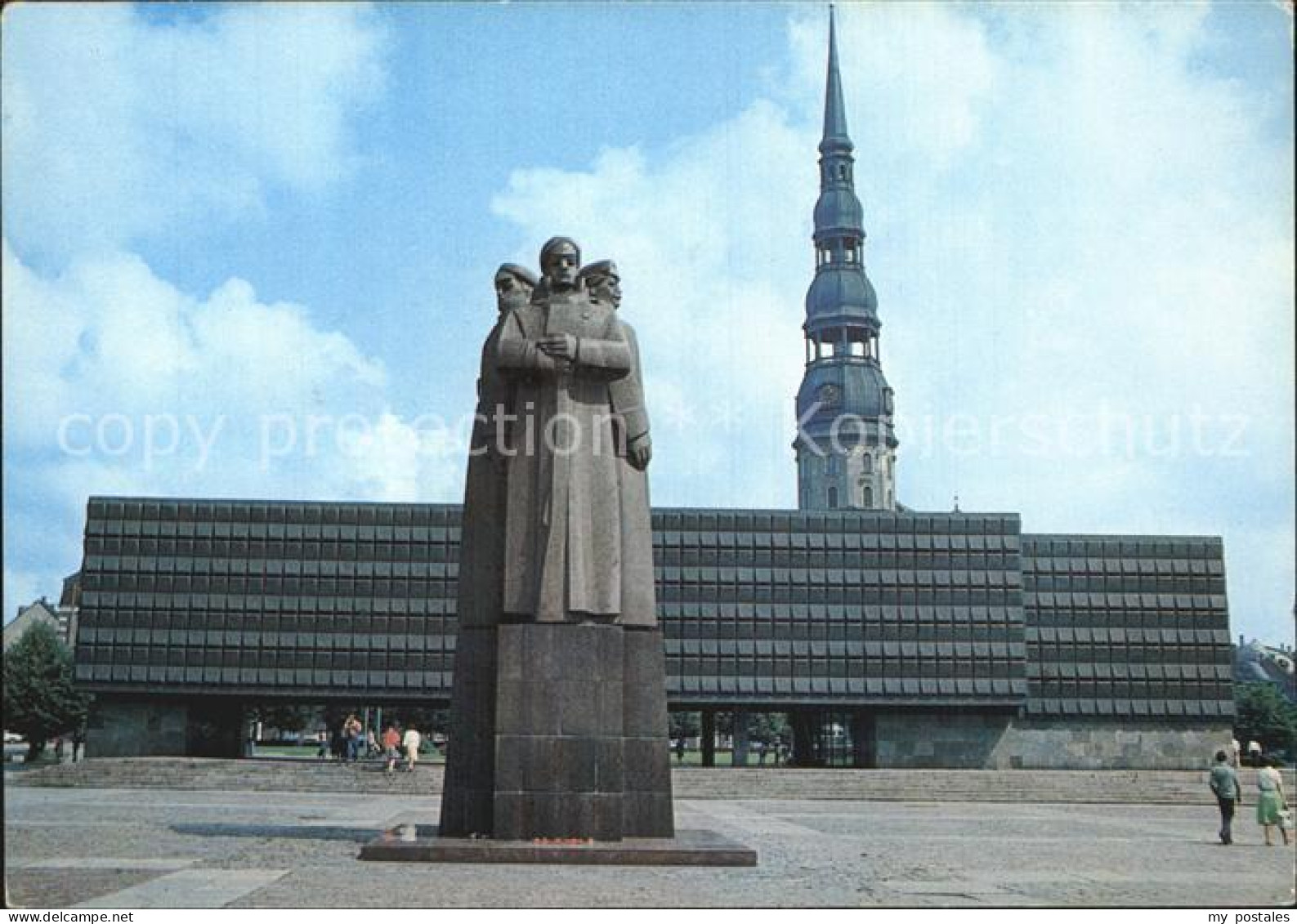 72447535 Riga Lettland Denkmal Mit Kirchturm Riga - Lettonie