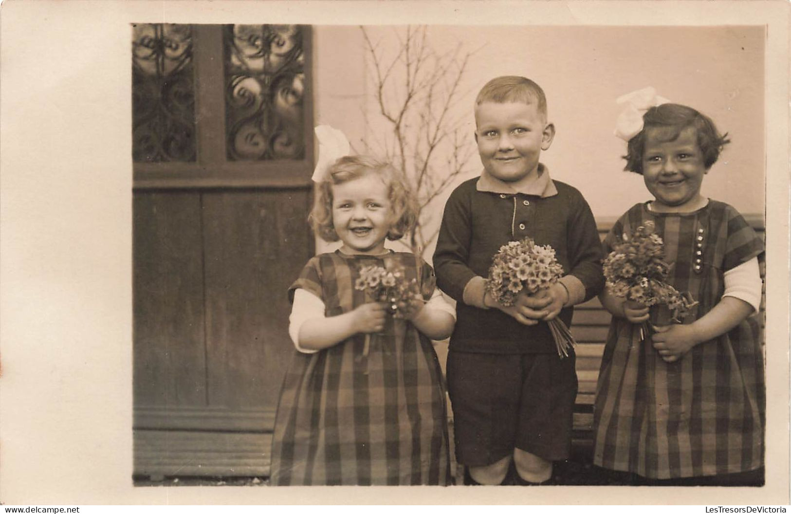 ENFANTS - 3 Enfants Tenant Des Bouquets De Fleurs - 2 Filles Et Un Garçon - Carte Postale Ancienne - Gruppen Von Kindern Und Familien