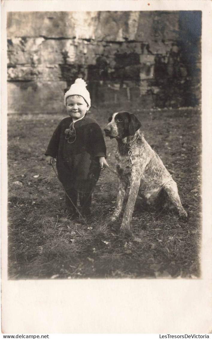 ENFANTS - Un Bébé Avec Un Chien Assis à Ses Côtés - Carte Postale Ancienne - Sonstige & Ohne Zuordnung