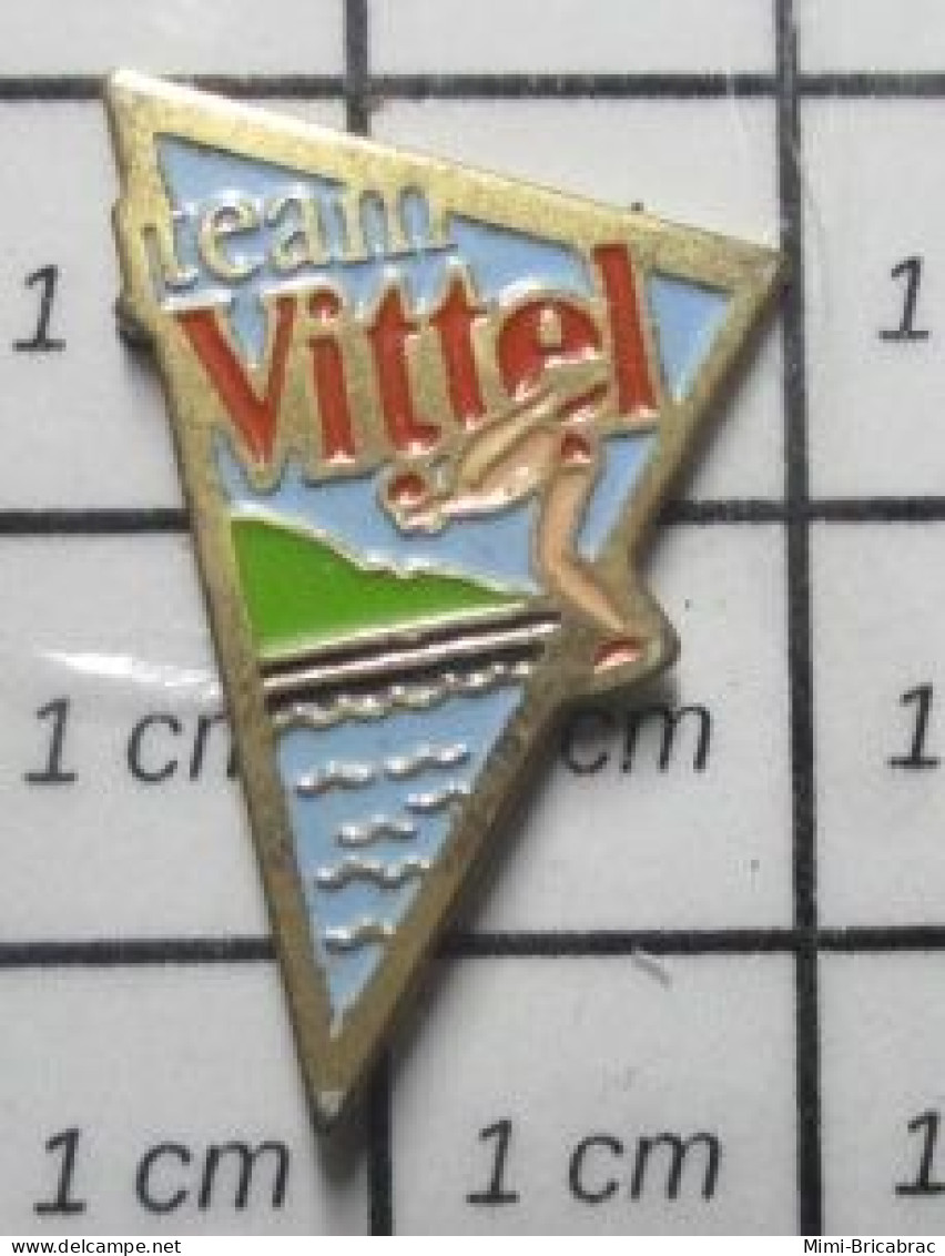 122 Pin's Pins / Beau Et Rare / THEME : SPORTS / NATATION TEAM VITTEL EAU MINERALE - Zwemmen