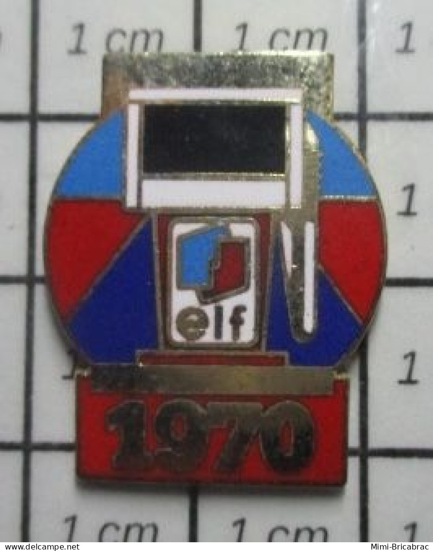 1819 Pin's Pins / Beau Et Rare / CARBURANTS / POMPE A ESSENCE 1970 ELF - Carburants