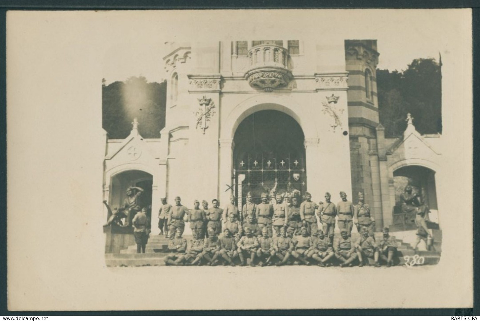 88 DOMREMY - Militaire En Pause Devant La Basilique En Septembre 1917  - CPA PHOTO  - TTB - Domremy La Pucelle