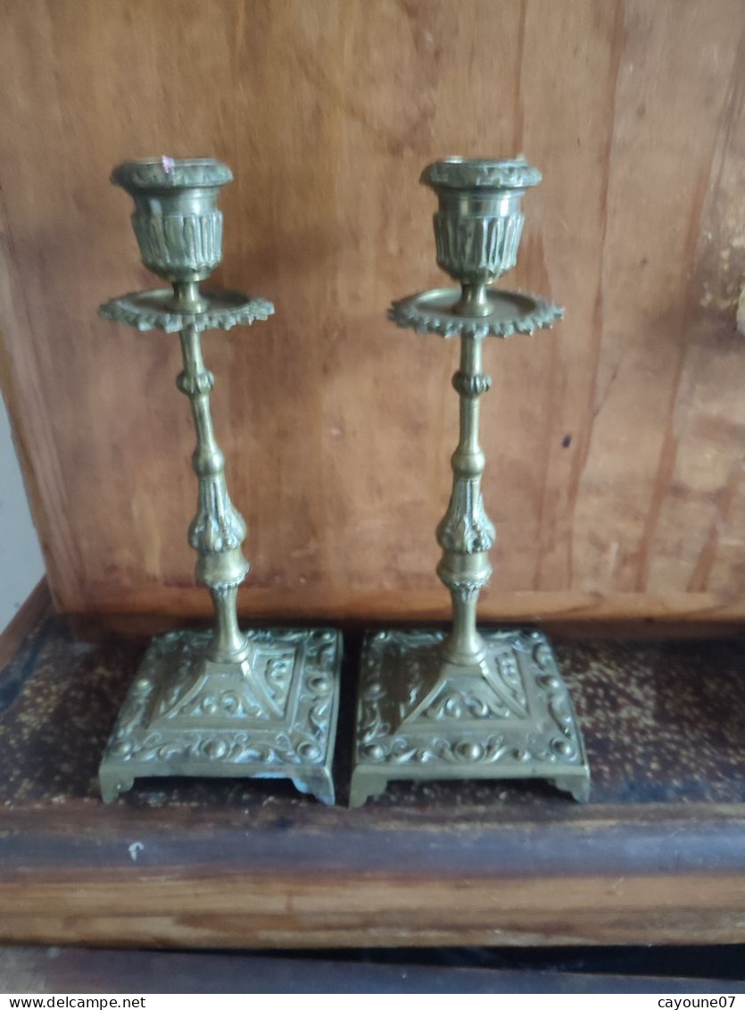 Ancienne  paire de bougeoirs chandeliers flambeaux en bronze