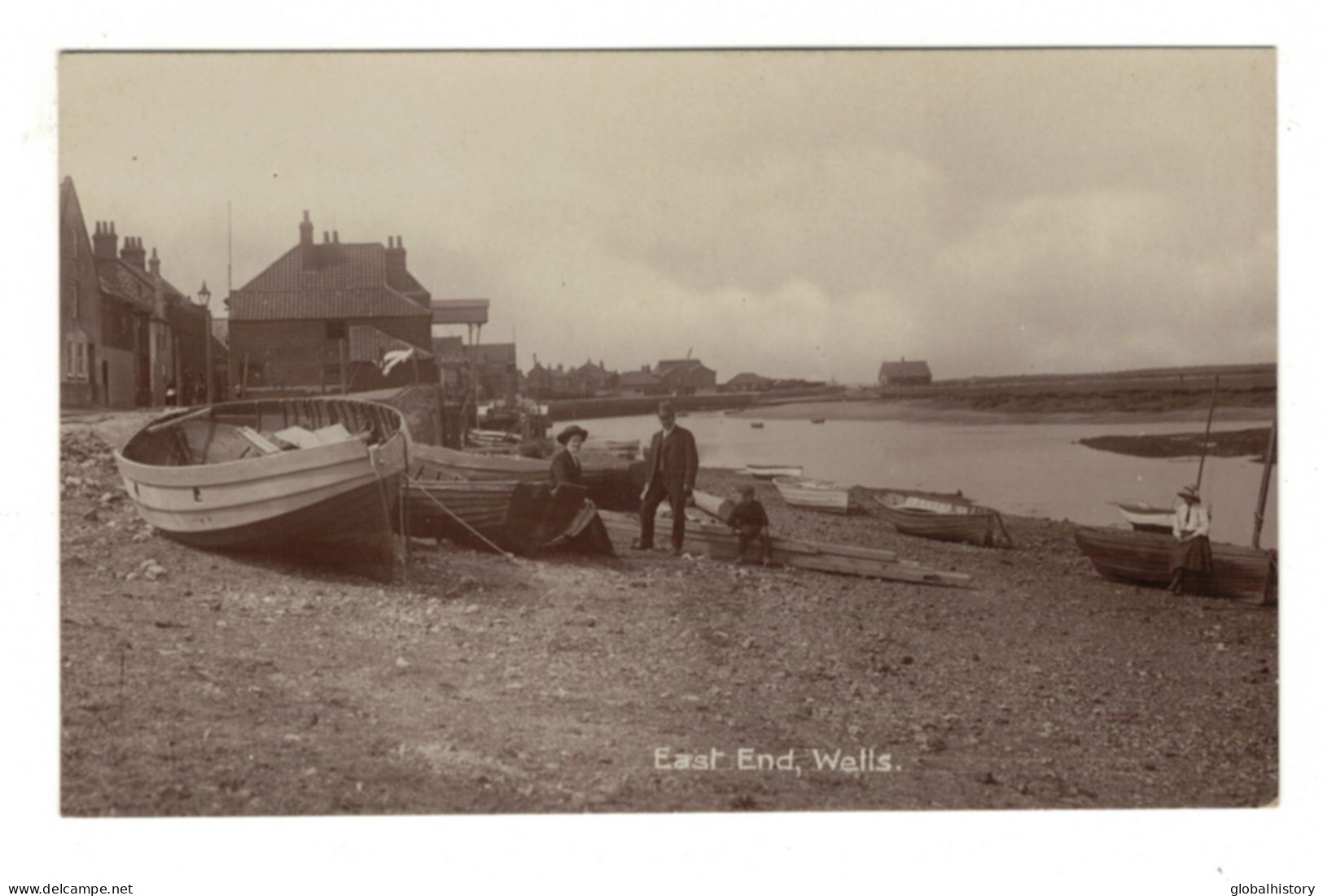DH1676 - NORFOLK - EAST END - WELLS - BOATS ON THE BEACH - Altri & Non Classificati