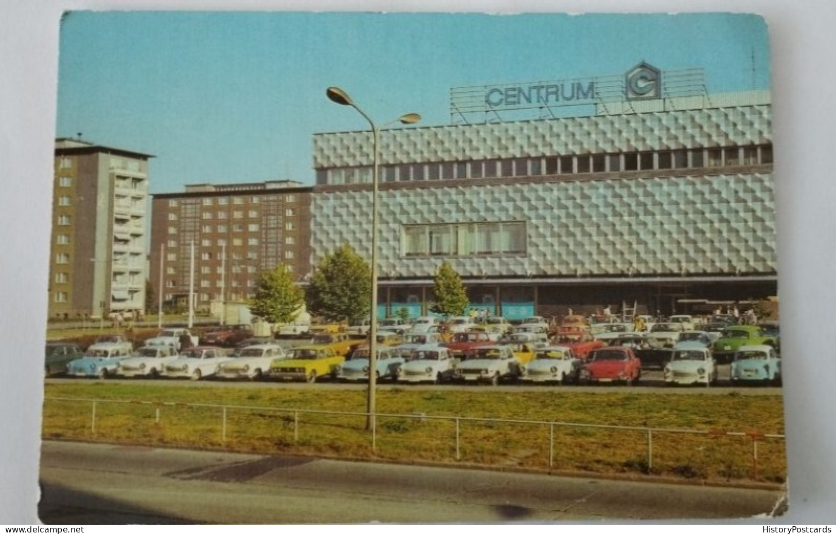 Hoyerswerda/Wojerecy, Centrum-Warenhaus, Diverse DDR-Autos, 1982 - Hoyerswerda