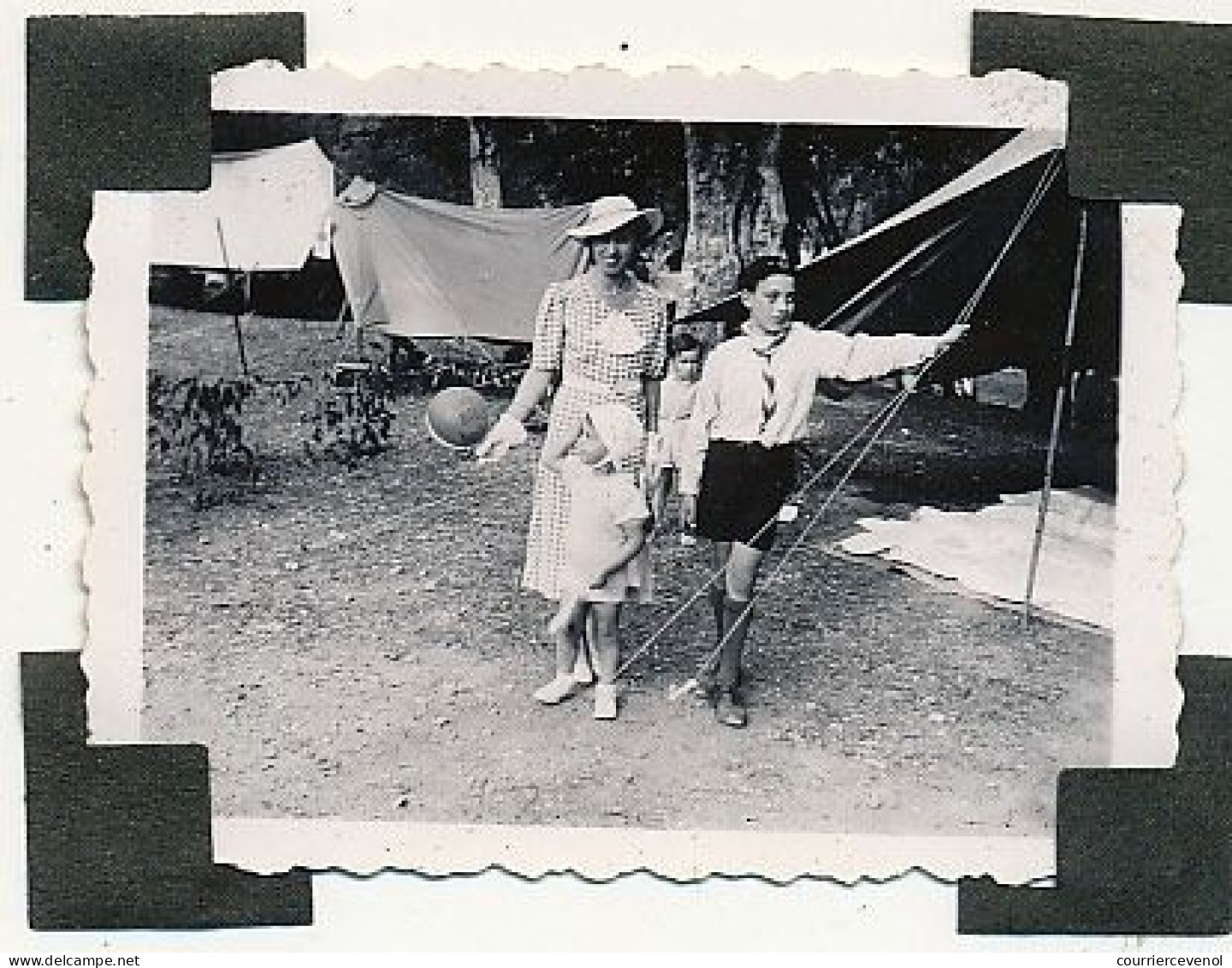 FRANCE - SCOUTISME - 6 Pages Recto Verso De Petites Photos Dont Une Quinzaine D'un Louveteau - 1936 - Scouting