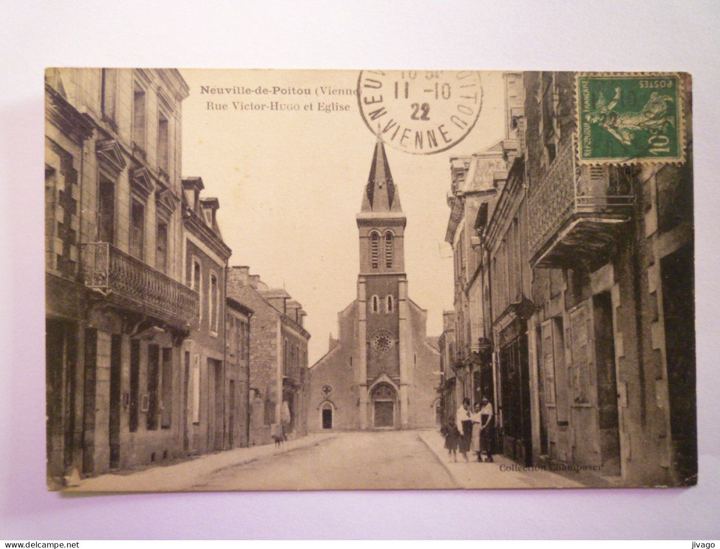 2024 - 61  NEUVILLE-en-POITOU  (Vienne)  :  Rue Victor HUGO Et Eglise   1922   XXX - Neuville En Poitou