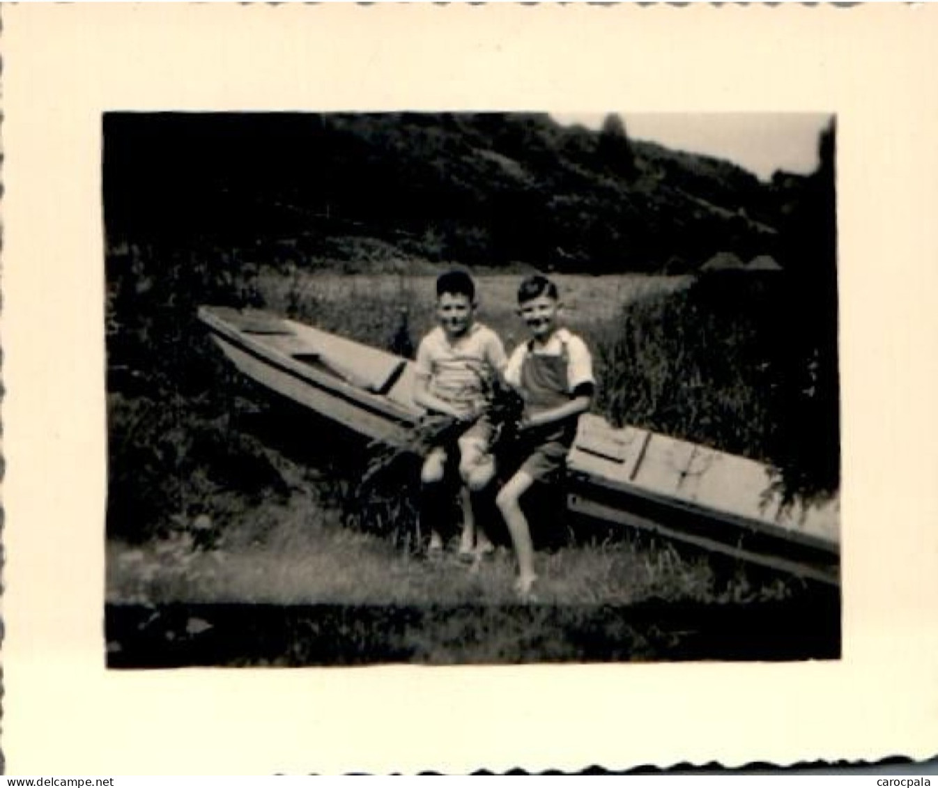 Juillet 1954 Oudon : 2 Enfants à La Pêche Et Barque Sur Les Bords De Oudon - Oudon