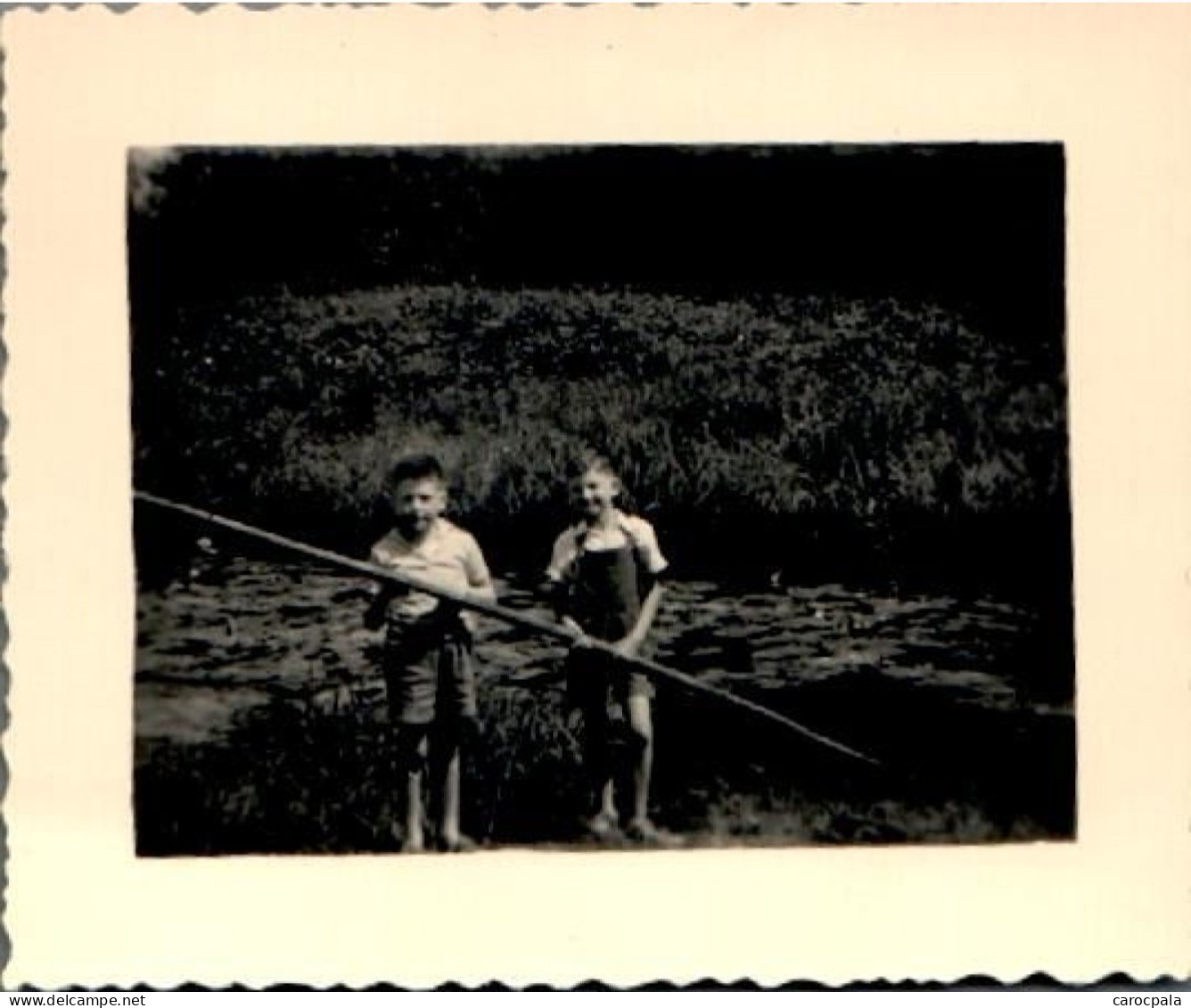 Juillet 1954 Oudon : 2 Enfants à La Pêche Et Barque Sur Les Bords De Oudon - Oudon
