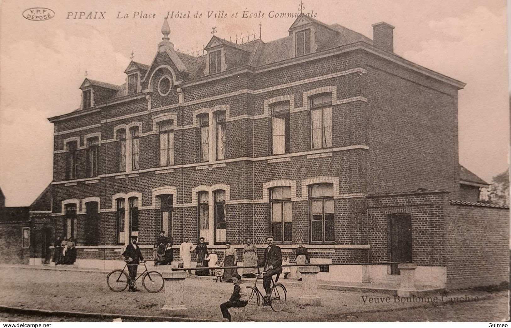 Pipaix La Place Hôtel De Ville Et école Communale V. P. F. Déposé Cyclistes Animation - Leuze-en-Hainaut