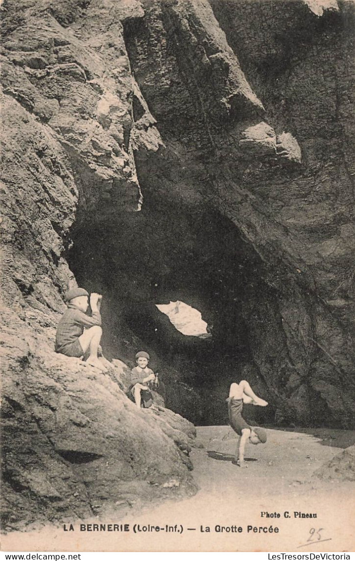 FRANCE - La Bernerie - La Grotte Percée - Enfants Jouant Près De La Falaise - Carte Postale Ancienne - Autres & Non Classés