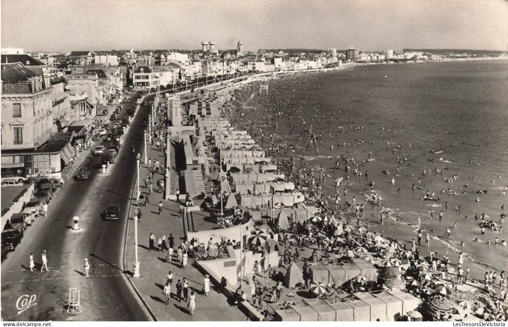 FRANCE - Sables D'Olonne - La Plage Et Le Remblai - Carte Postale - Sables D'Olonne