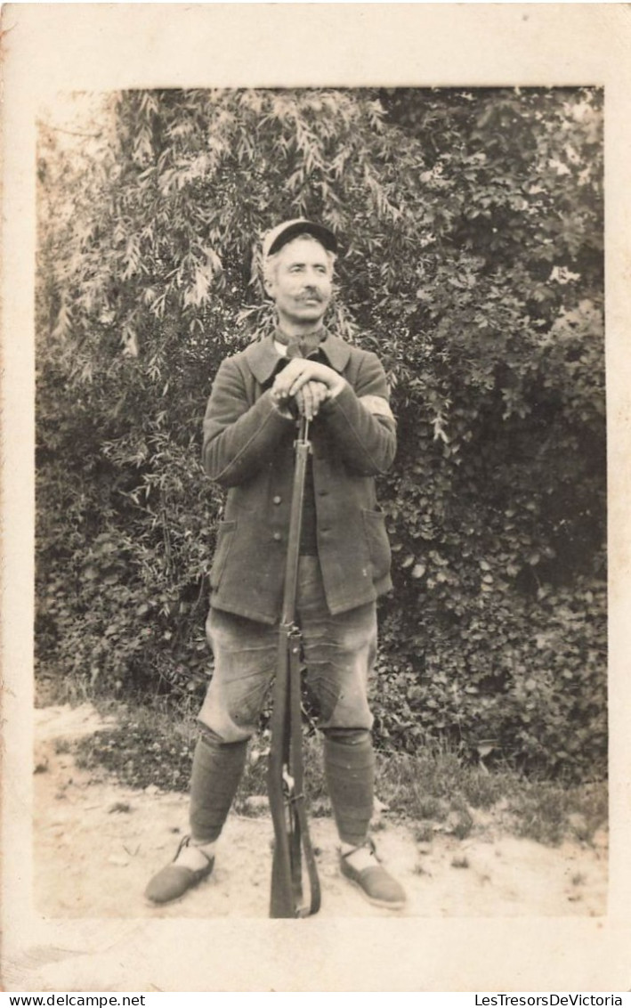 MILITARIA - Personnage - Un Soldat En Uniforme Avec Son Arme - Carte Postale Ancienne - Personnages