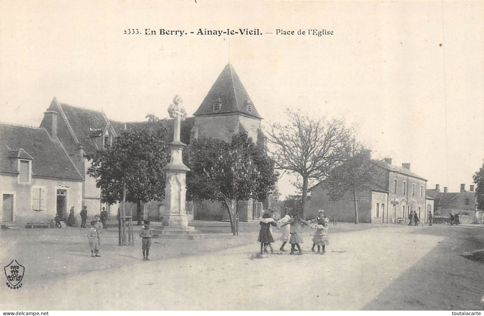 CPA 18 AINAY LE VIEIL PLACE DE L'EGLISE - Ainay-le-Vieil