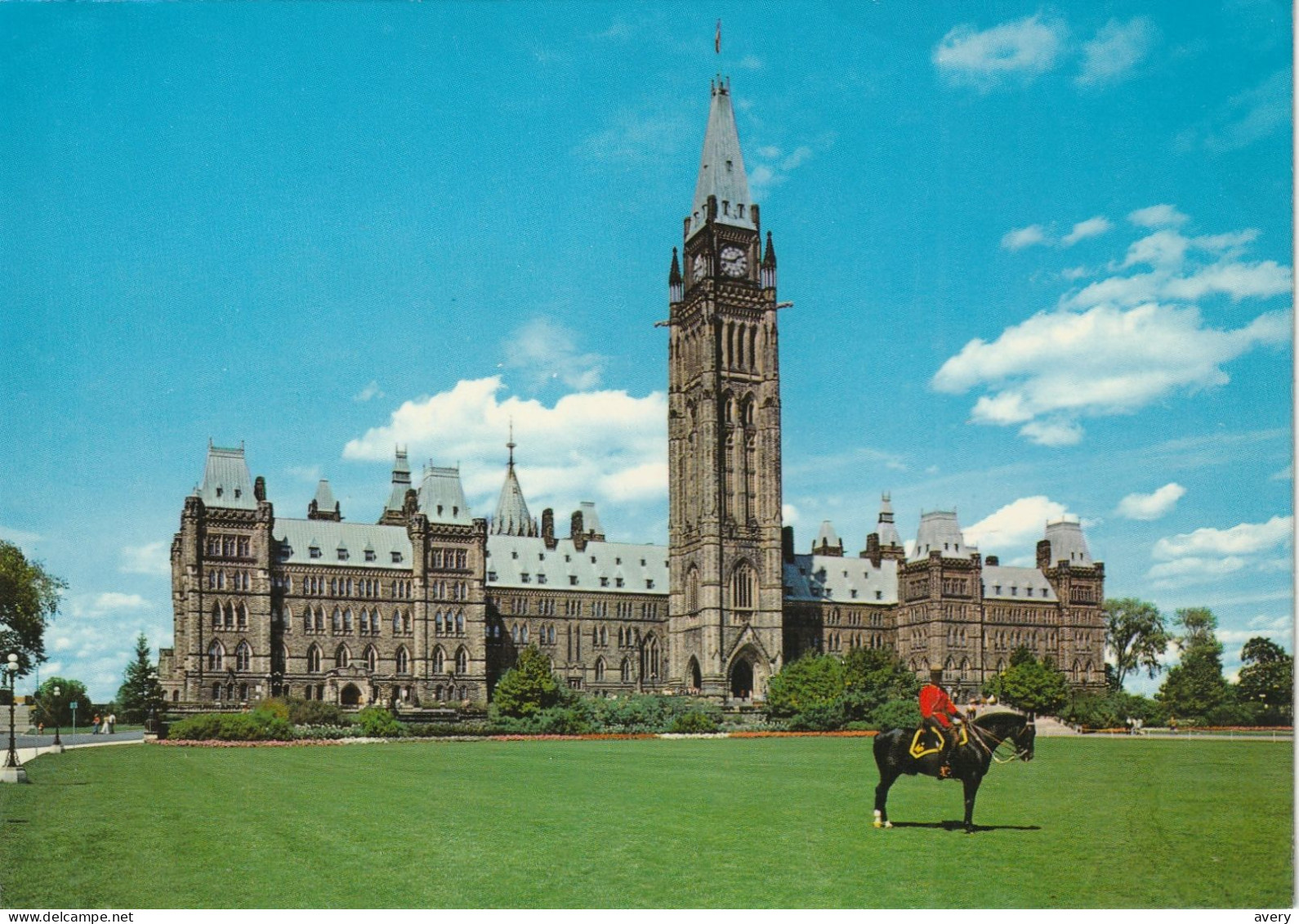 Ottawa, Ontario  R.C.M.P. In Front Of Parliament Buildings Le Gendarmerie Royale Du Canada Devant Le Palais Du Parlement - Ottawa