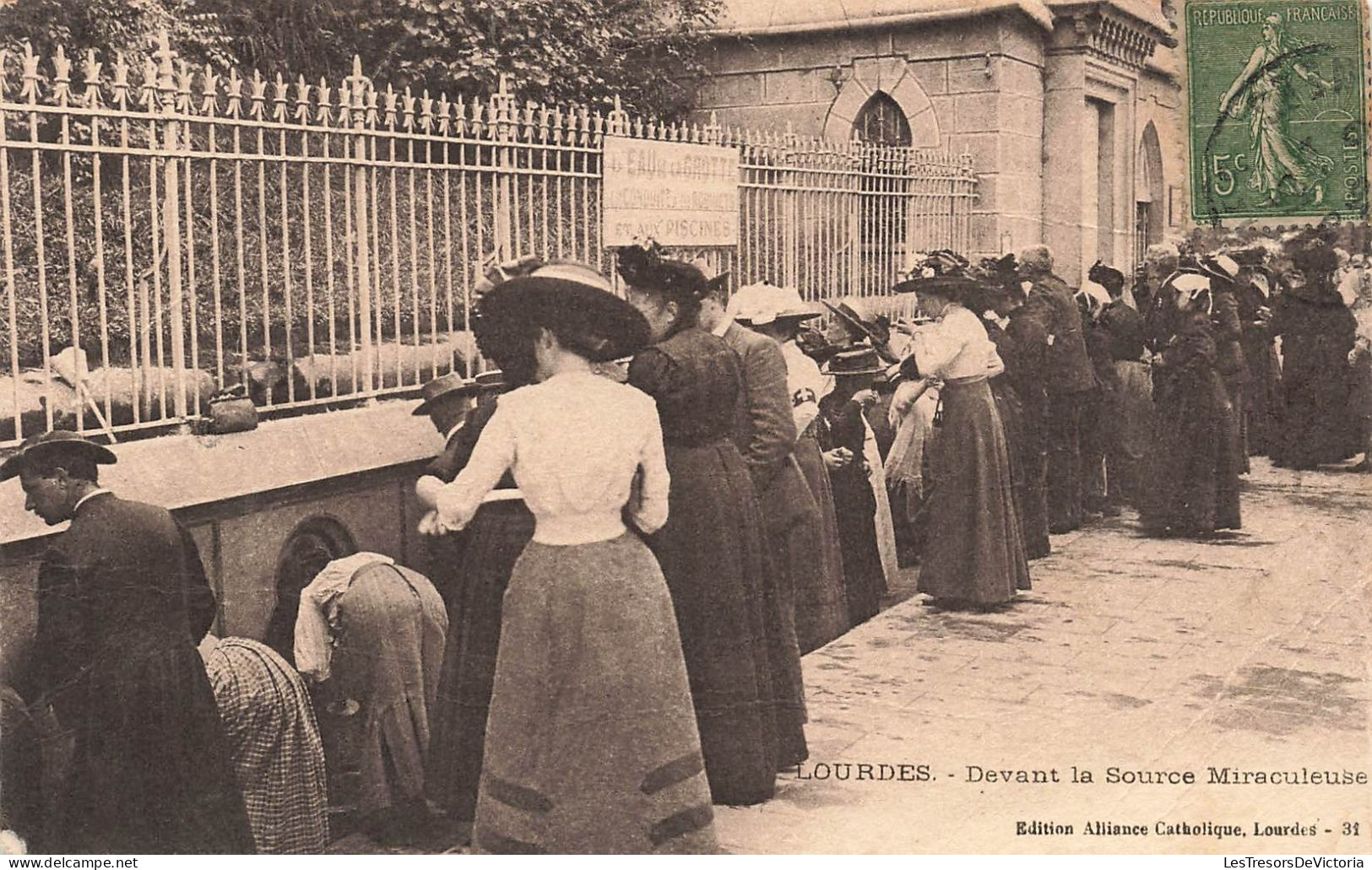 FRANCE - Lourdes - Devant La Source Miraculeuse - Carte Postale Ancienne - Lourdes