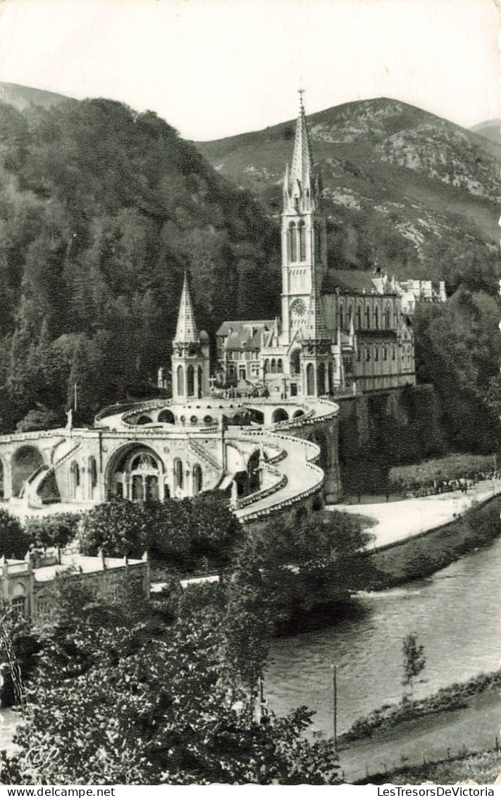 FRANCE - Lourdes - La Basilique Et Le Gave - Carte Postale Ancienne - Lourdes