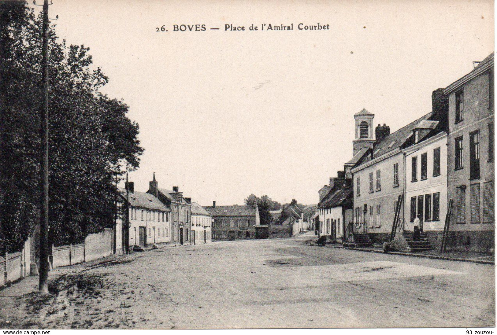 80.BOVES ,Place De L'Amiral Courbet. Animée. Carte Vierge Et Impeccable. - Boves