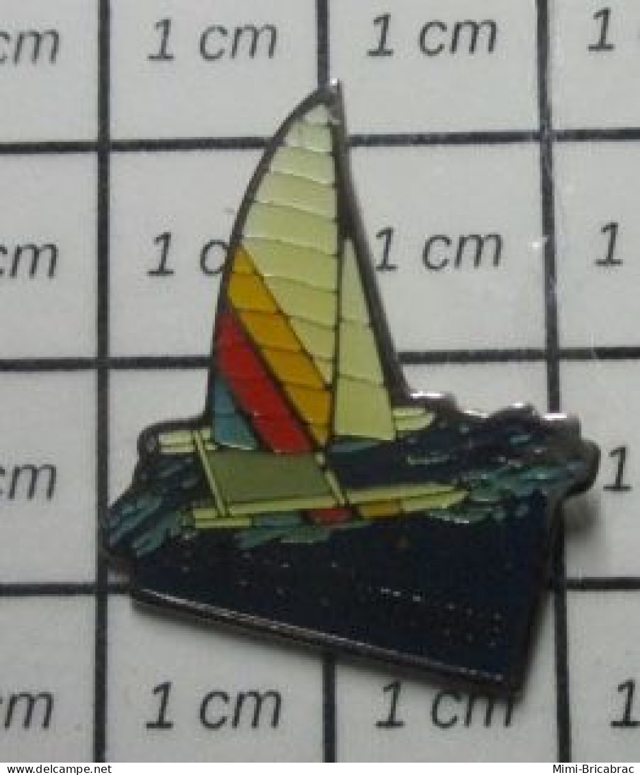 322 Pin's Pins / Beau Et Rare / SPORTS / VOILE LE NORD OLYMPIQUE VOILIER CATAMARAN - Sailing, Yachting