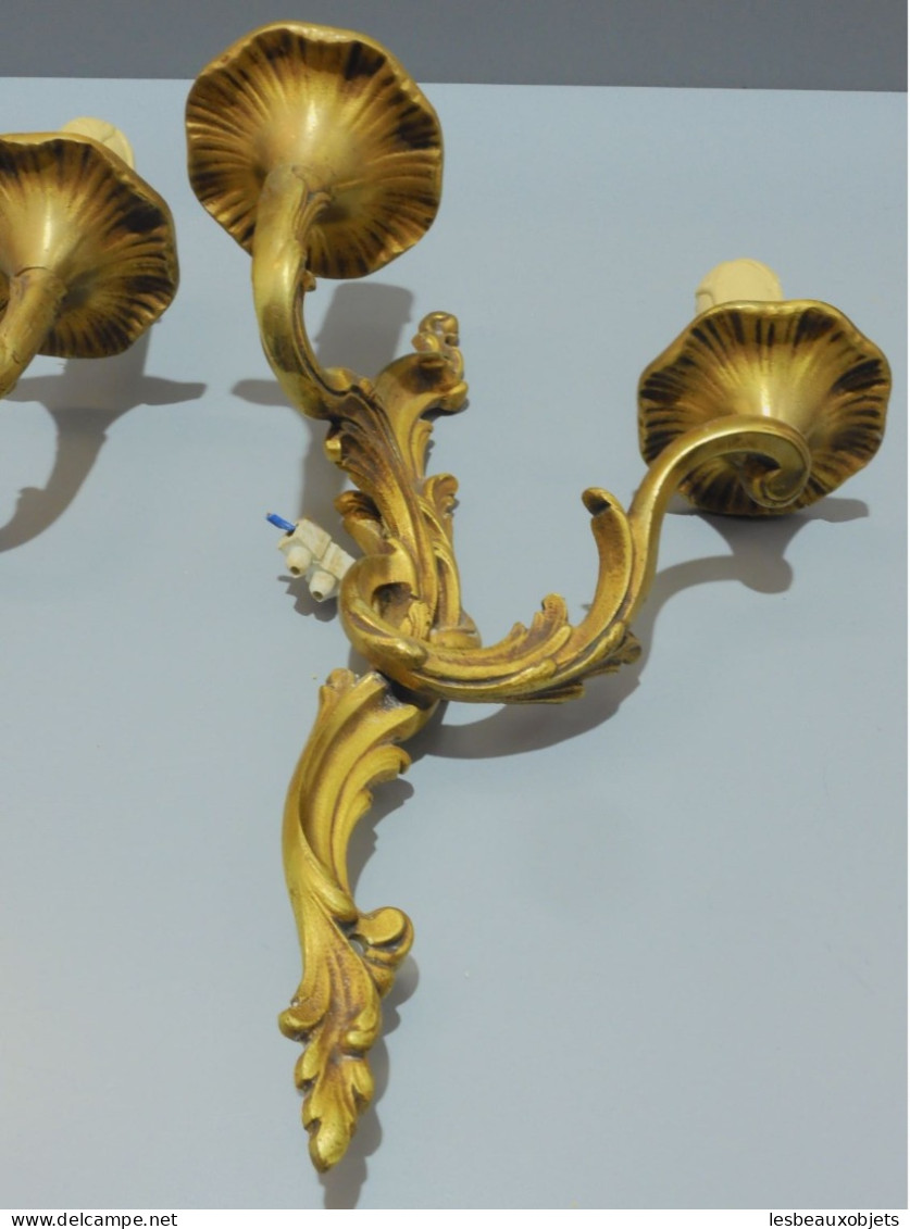 -PAIRE D'APPLIQUES MURALES  BRONZE DORE STYLE LOUIS XV XXe Déco Collection  E - Lighting & Lampshades