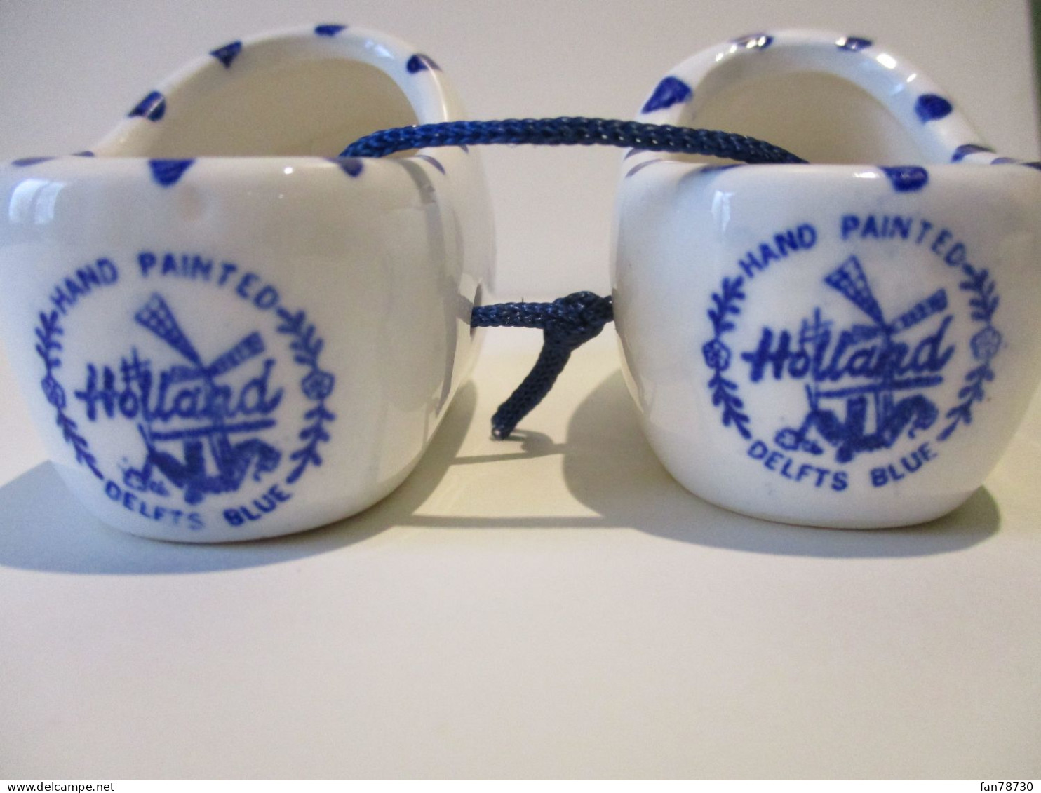 Une Paire De Sabots Hollandais En Porcelaine, Bleu De Delft - - Andere & Zonder Classificatie