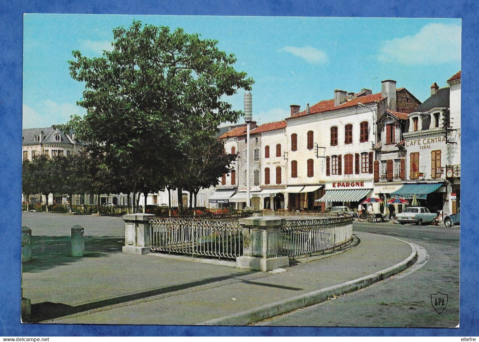 CPM 65 VIC EN BIGORRE - Boulevard Alsace Lorraine - Neuve - APA POUX Commerce Voiture Café Central - Vic Sur Bigorre