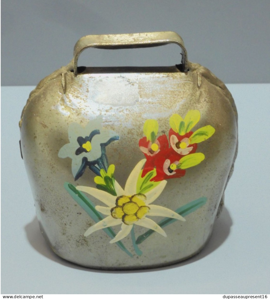 -ANCIENNE PETITE CLOCHE Chromée Avec Un EDELWEISS & 2 Fleurs Peintes GRENIER      E - Campanas