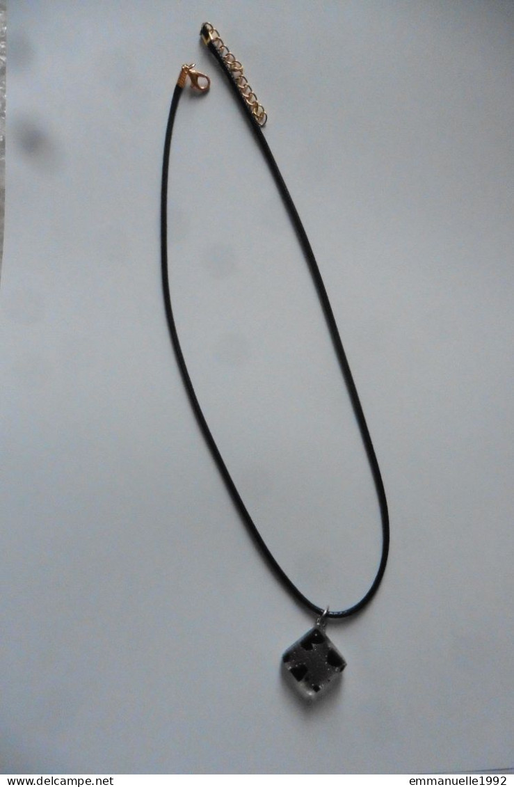Neuf - Collier pendentif en verre de Murano argent et noir sur cordon noir