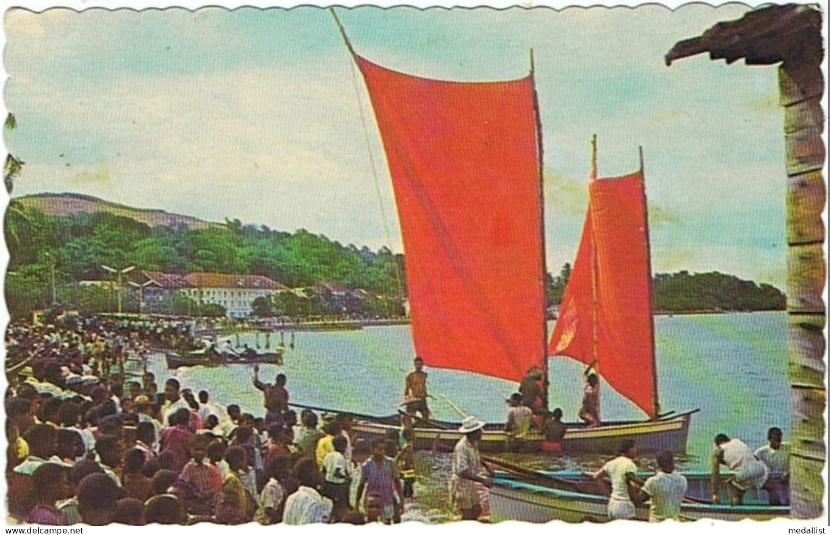 Cpa..ILE DE LA MARTINIQUE..TRINITE..COURSE DES CANOTS " GOMMIERS " - La Trinite