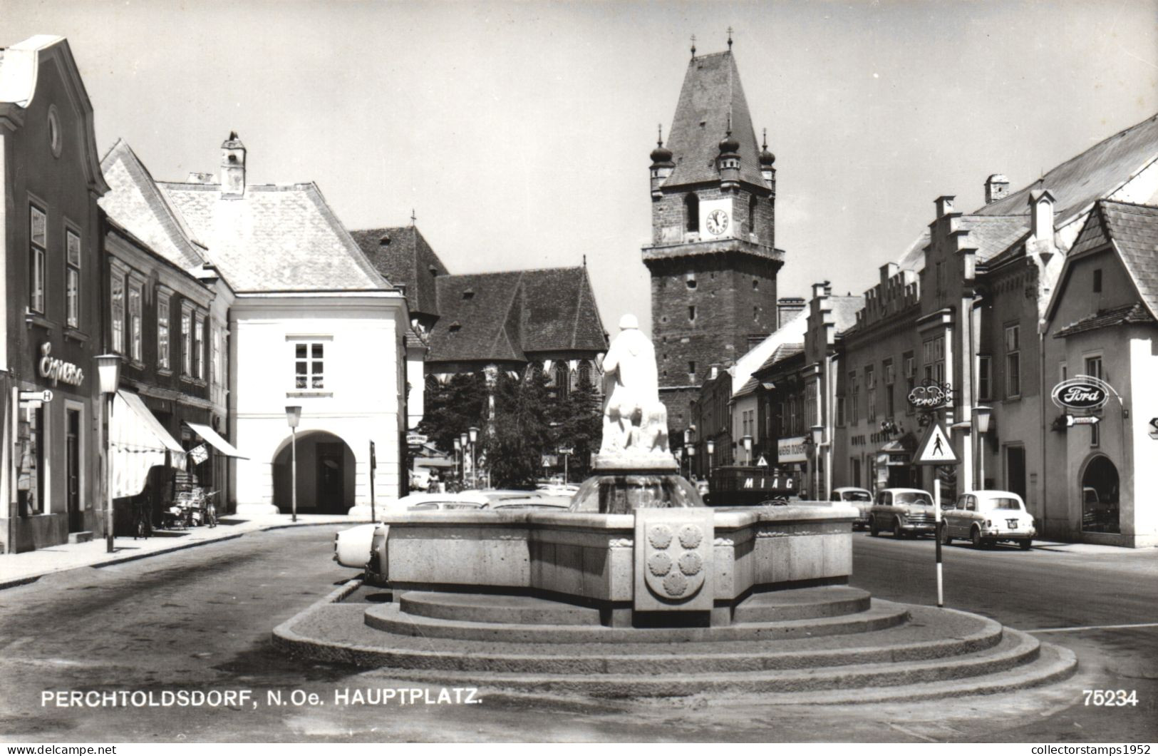 PERCHTOLDSDORF, STATUE, FOUNTAIN, ARCHITECTURE, TOWER WITH CLOCK, CARS, AUSTRIA - Perchtoldsdorf