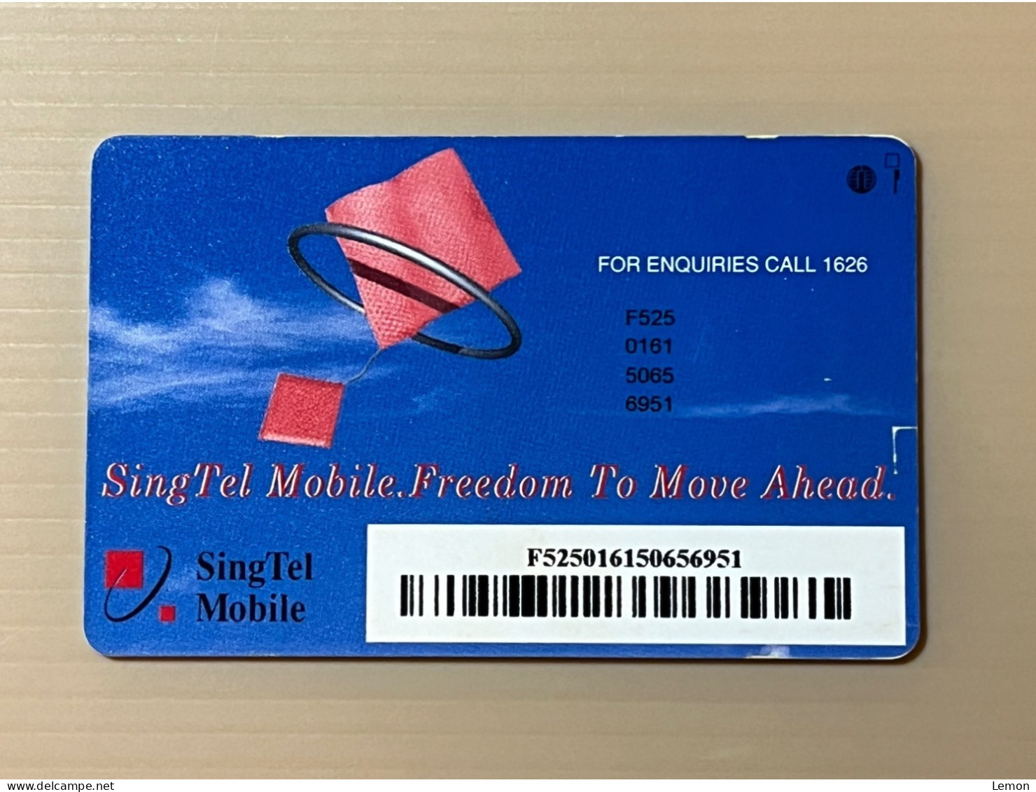 Singapore Telecom Singtel 1st Generation GSM Sim Card Phonecard, Singtel Mobile Freedom To Move Ahead, Used. - Singapour