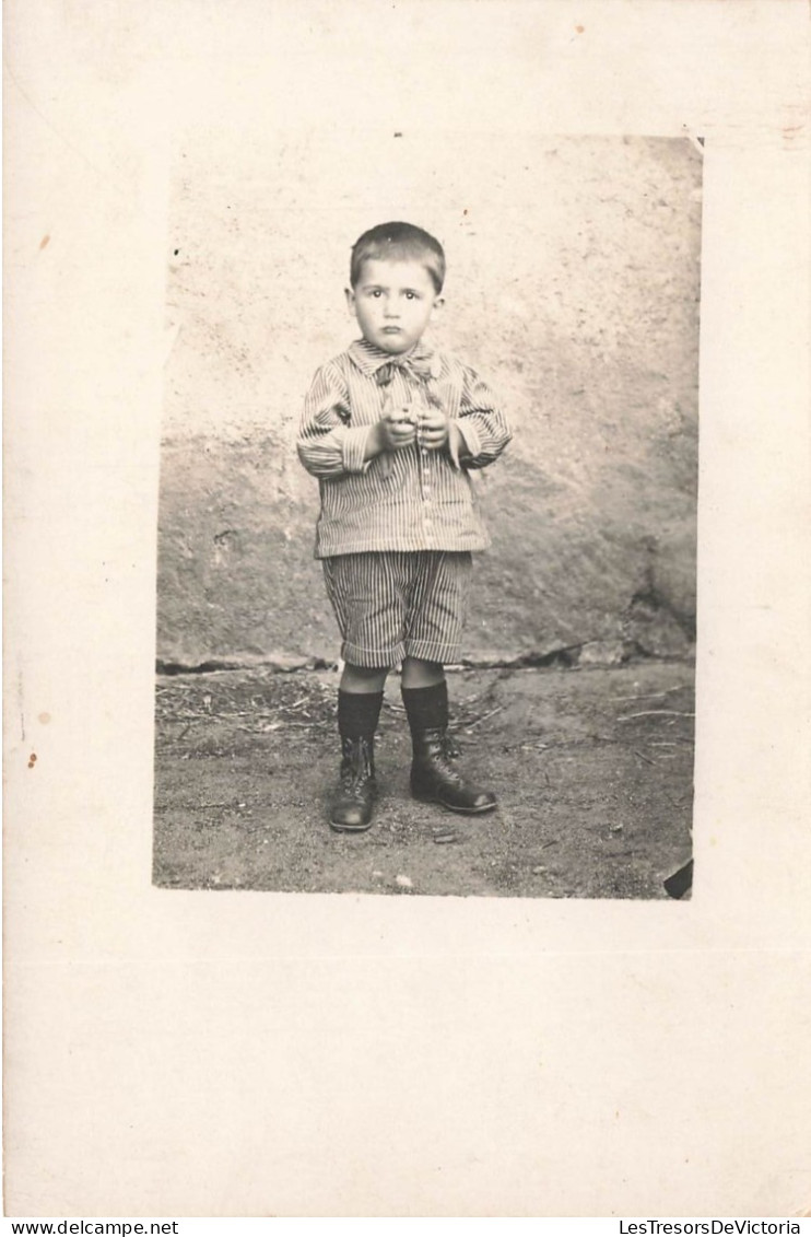 ENFANTS - Un Petit Garçon Avec Un Ensemble De Chemise Et Short  - Carte Postale Ancienne - Portraits